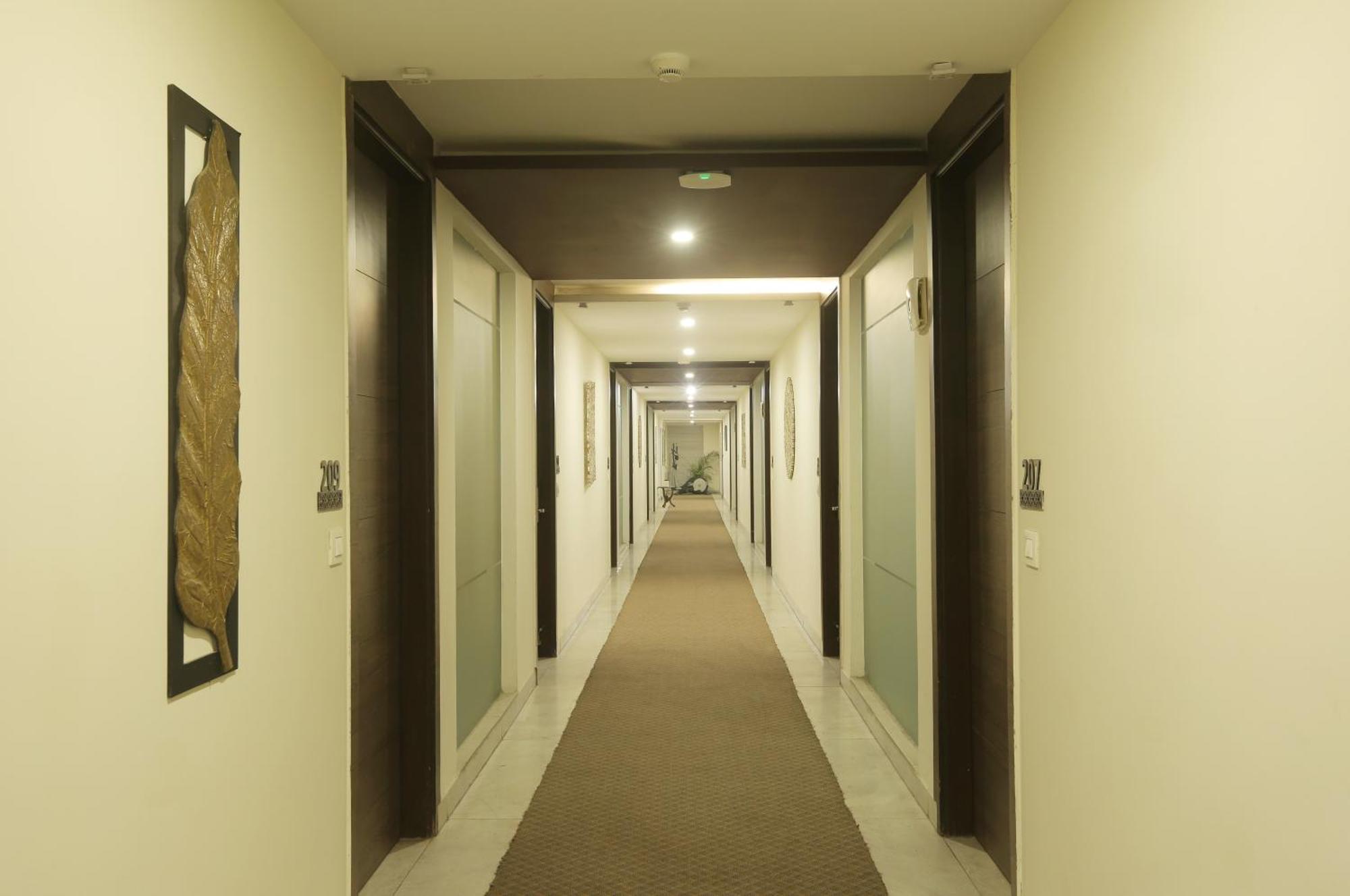 Cardinal Express Oxmo Igi Airport Delhi Hotel 4*